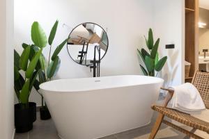 Rafael Salas Suite Apartments