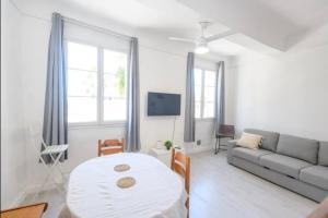 Bright apartment near the port