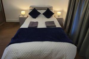 Spacious 3 bed Sleeps 5 and free parking