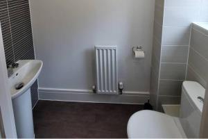 Spacious 3 bed Sleeps 5 and free parking