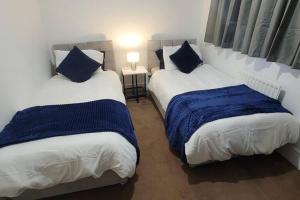 Spacious 3 bed Sleeps 5 and free parking