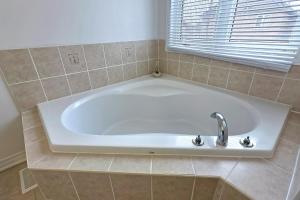 Charming 4-bed Home Away From Home in Brampton, ON