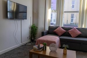 One Bedroom Flat by Brookland Stays Serviced Accommodation Short Lets Blackpool with Free WiFi