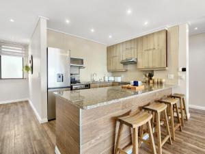 2-Bed De Waterkant Apartment with Balcony Pool