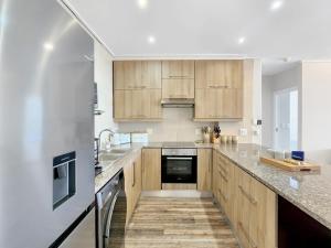 2-Bed De Waterkant Apartment with Balcony Pool