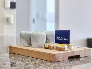 2-Bed De Waterkant Apartment with Balcony Pool