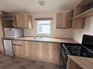 Superb 6 Caravan At Belle Aire Holiday Park Ref 00095Ba
