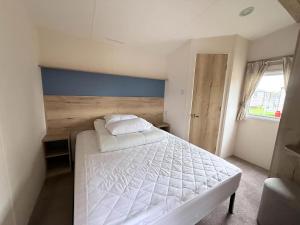 Superb 6 Caravan At Belle Aire Holiday Park Ref 00095Ba