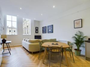 Arcadia House, central location with parking, King sized beds and WiFi
