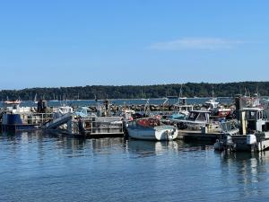 A lovely modern 2 bed apartment on Poole quay !