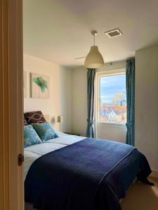 A lovely modern 2 bed apartment on Poole quay !