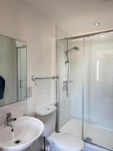 A lovely modern 2 bed apartment on Poole quay !