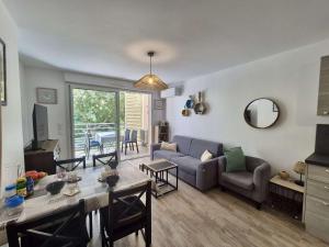 Confort et calme à Cavalaire : T2 climatisé avec Wi-Fi, balcon et double garage, proche centre-ville - FR-1-226B-186