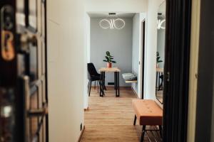 Lake View stay, stunning sunrises & free parking