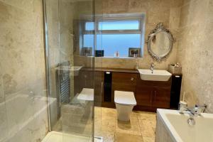 4 Bedroom House Sleeps 8- Hot Tub Pets Parking