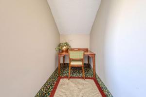 Burgundy Inn & Suites