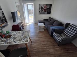 Erdgeschoss 75 m2 Großer Parkplatz WLAN Terrasse 30 m2 Übernachtung Unterkunft