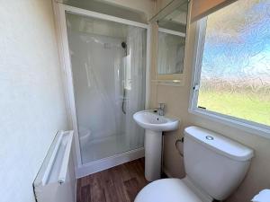 Lovely Caravan With Free Wi-Fi At Broadland Sands Park, Suffolk Ref 20020Bs