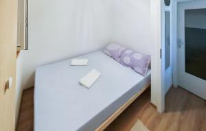 Stunning Apartment In Tkon With House Sea View