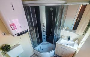 Stunning Apartment In Tkon With House Sea View 