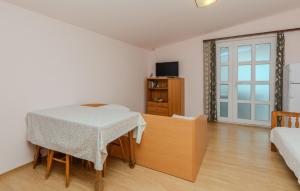 Gorgeous Apartment In Zukve 