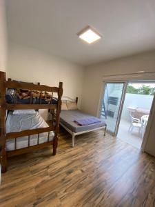 Aluga-se Ap Superior a 100 metros da lagoa