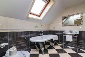 King Beds Hot Tub Games Room BBQ