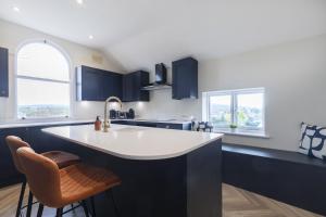 Stunning 4 Bedroom Top Floor Apartment Close to Cheltenham