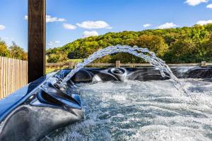 Gorgeous Barn with Hot Tub and Games Room