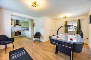 Gorgeous Barn with Hot Tub and Games Room