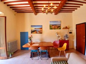 INCANTEVOLE CASA TOSCANA con travi in legno, ampia terrazza e vista sulle colline