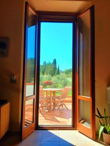 INCANTEVOLE CASA TOSCANA con travi in legno, ampia terrazza e vista sulle colline