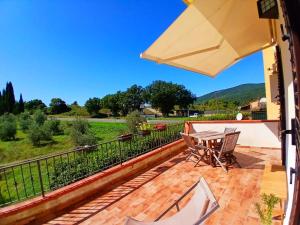 INCANTEVOLE CASA TOSCANA con travi in legno, ampia terrazza e vista sulle colline