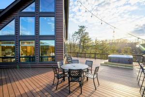 Luxury A Frame 5BR Hot Tub & Mountain Views