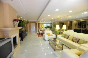 Bonito piso con jardines y piscina