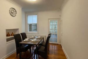 House - Sleeps 6 - Garden - Parking