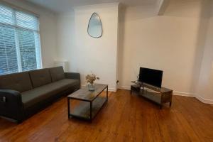 House - Sleeps 6 - Garden - Parking