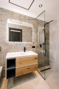 Beautiful luxurious apartment with rooftop pool