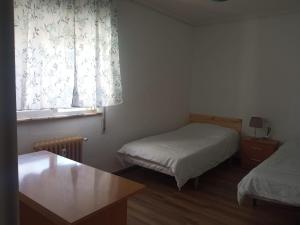 Acogedora habitación privada en piso familiar con baño compartido