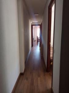 Acogedora habitación privada en piso familiar con baño compartido