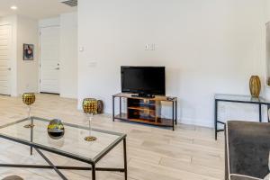 Lake and Mtn Views Modern Apache Junction Getaway