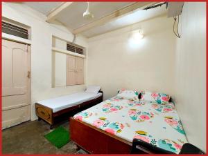HOTEL SHANT! GUEST HOUSE VARANASI - 1 Minutes Walking Distance From BABA VISHWANATH TEMPLE And ROOFTOP GANGA VIEW - #Wifi #Fully Air Conditioned & Spacious Rooms -Restaurant Foreigneꭈׁׅ Allowed - Best Budget Guest House In Varanasi
