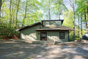 King Bed, Putt-Putt w Hot Tub, & Other Games