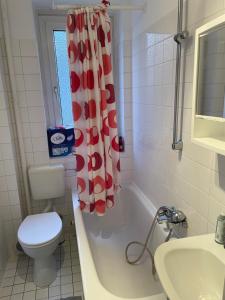 Big room for 2 pers, 9 min to trade fare, FREE parking