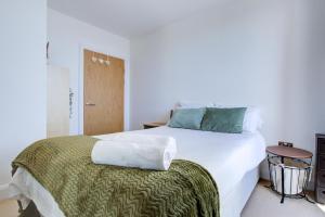 Modern One Bedroom Apartment & Balcony, Bow E3