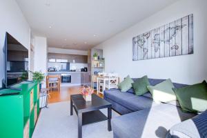 Modern One Bedroom Apartment & Balcony, Bow E3