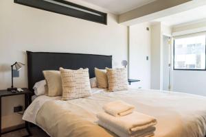 Chic 2BR Retreat in Vitacura Perfect for 5 Steps from Everything