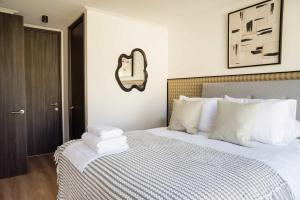 Parkside Oasis Luxe 2BR Retreat w Pool BBQ & Gym Access