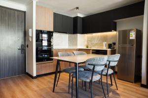 Parkside Oasis Luxe 2BR Retreat w Pool BBQ & Gym Access