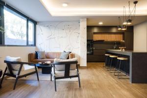 Parkside Oasis Luxe 2BR Retreat w Pool BBQ & Gym Access